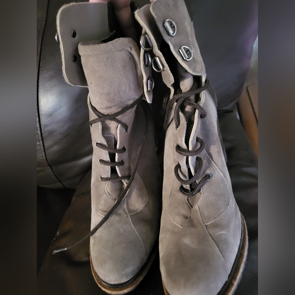 Suede boots with wooden heel